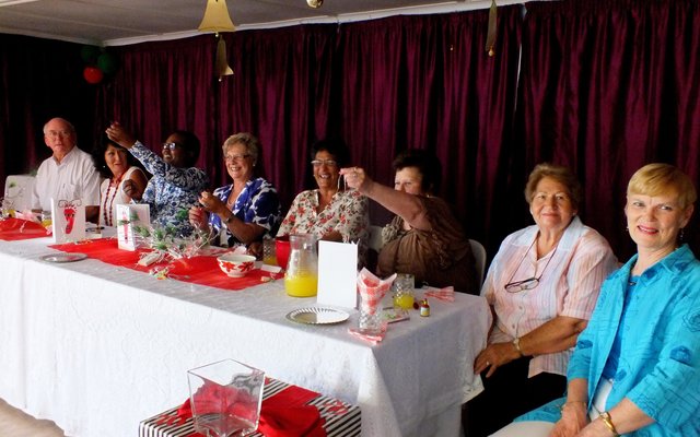 Vlnr is die eregaste tydens die DA se spesiale Kersete vir Gansbaai se bejaardes, rld Dudley Coetzee, rdl Riana de Coning, mnr Masizole Mnqasela, raadsvrou Nicolette Botha-Guthrie, rdl Moira Opperman, Marie Reid, Petro Oosthuizen en Anita Botha
